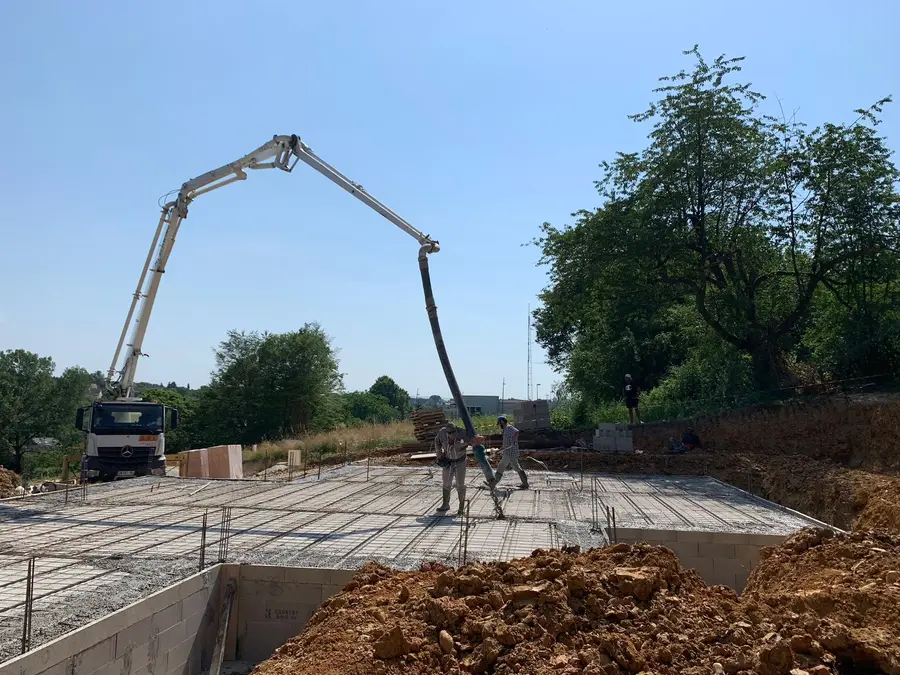 Coulage d’un radier béton avec pompe à béton sur un chantier BASAK BTP