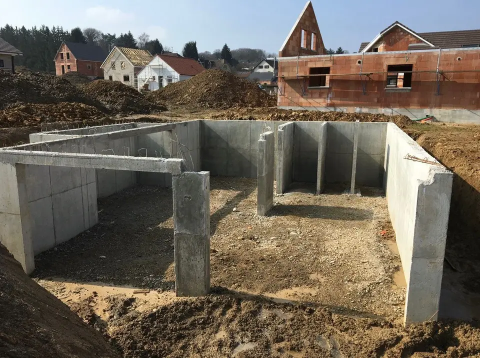 Fondations et murs de sous-sol en béton armé banché sur un chantier BASAK BTP