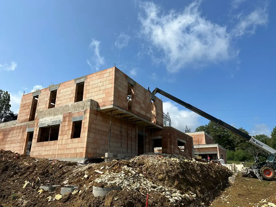 Villa en brique en cours de construction par BASAK BTP, gros œuvre terminé