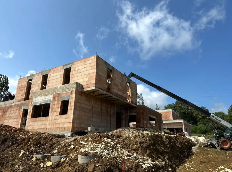 Maison à étage en brique en cours d’élévation, murs montés par BASAK BTP