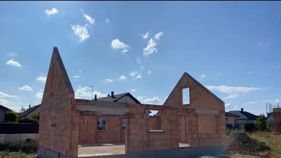 Maison en brique avec pignons montés, gros œuvre dans un lotissement