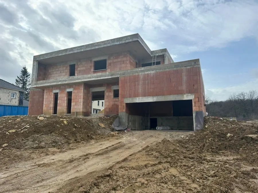 Grande maison contemporaine en brique à toit plat avec garage, gros œuvre terminé