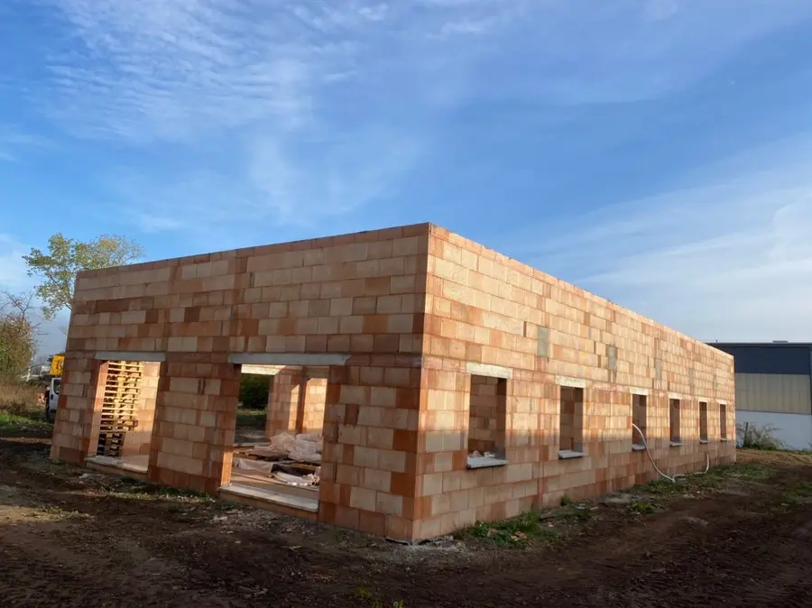 Maison de plain-pied en construction, maçonnerie des murs par BASAK BTP