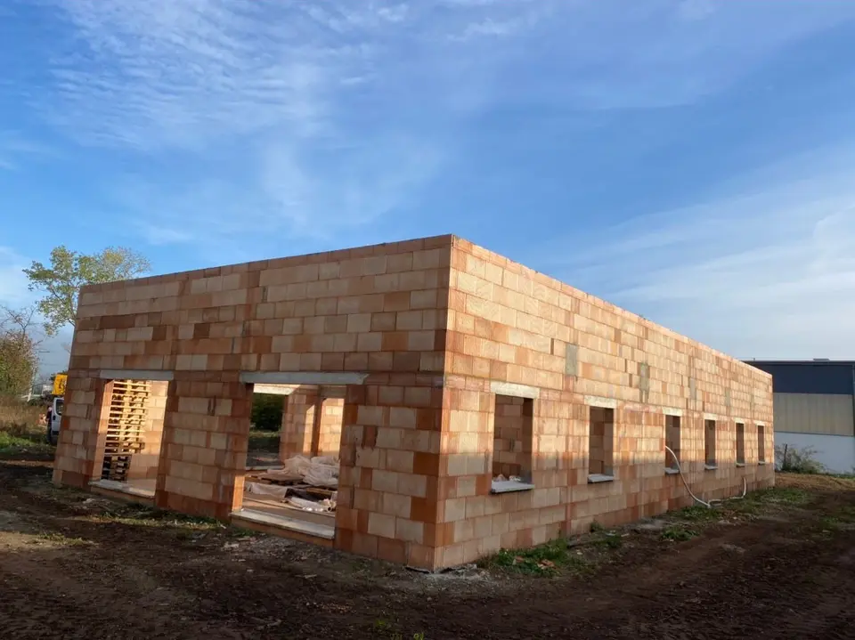 Maison de plain-pied en construction, maçonnerie des murs par BASAK BTP