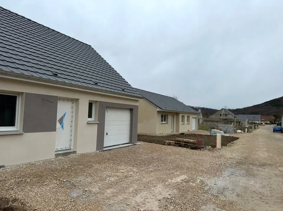 Maisons individuelles livrées avec garage dans un lotissement