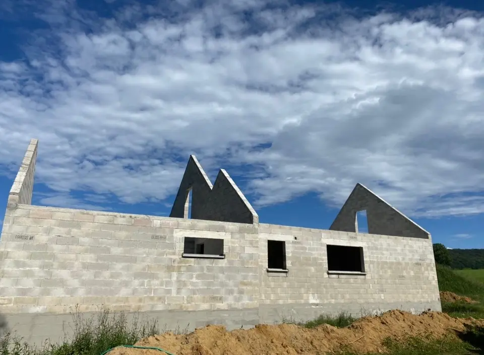 Murs en parpaing et pignons d’une maison individuelle en construction