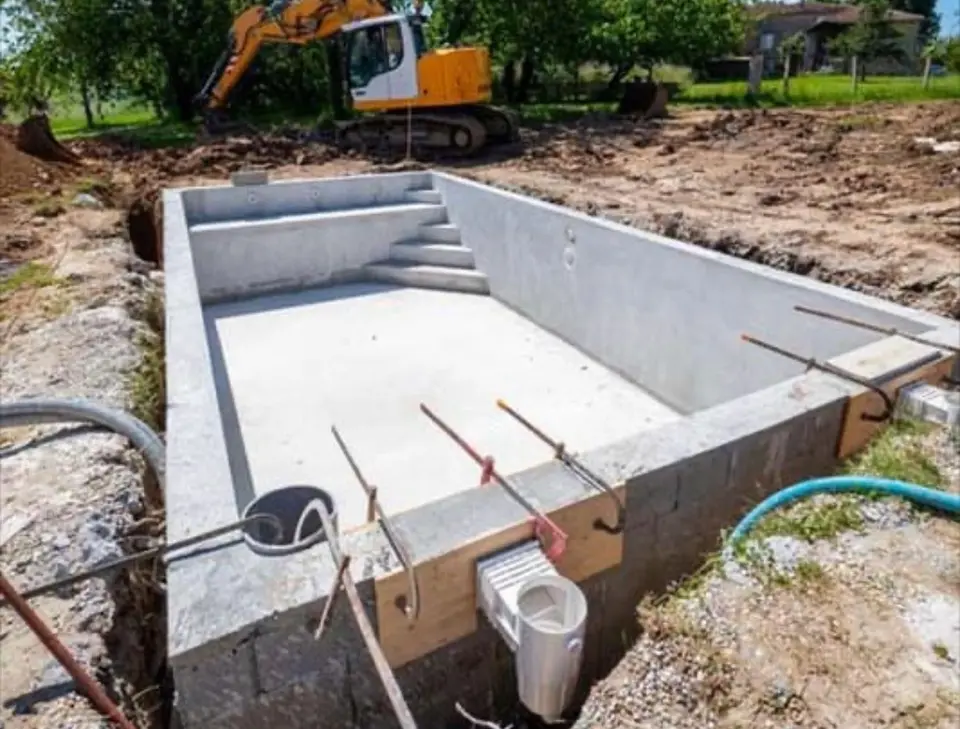 Piscine en béton maçonnée en cours de construction, structure du bassin