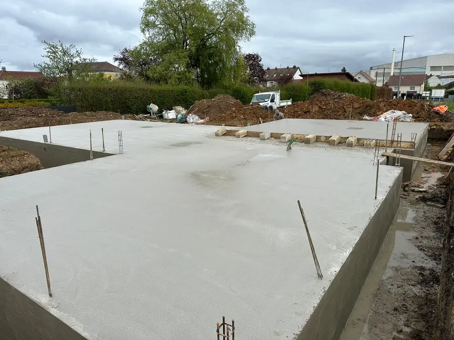 Plancher poutrelles-hourdis posé sur un chantier de maison individuelle