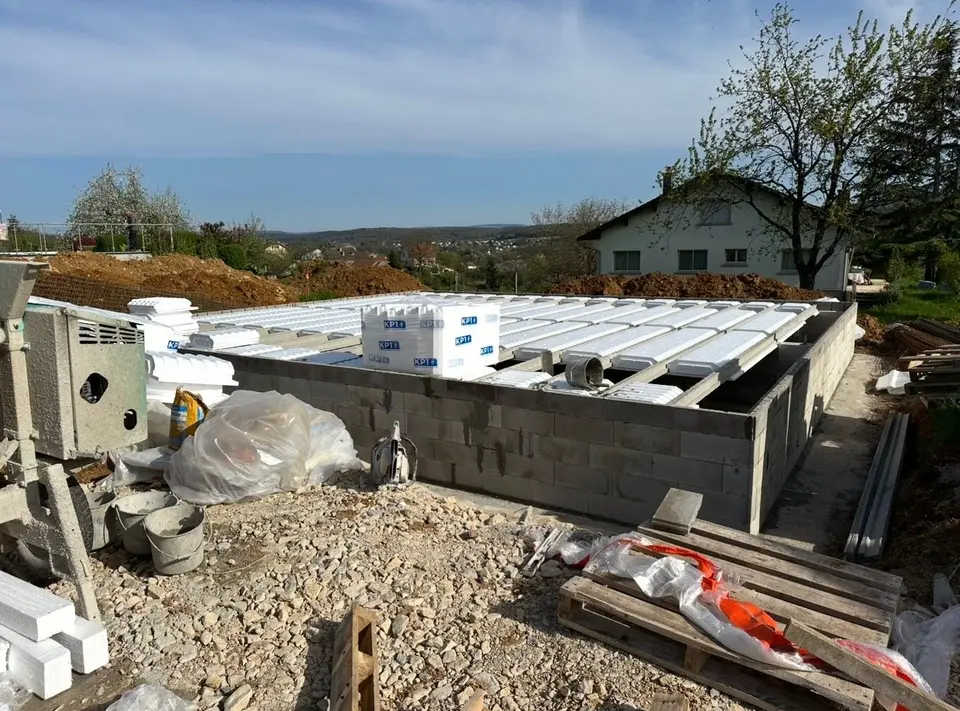 Vide sanitaire en parpaing avec plancher hourdis isolant en cours de pose