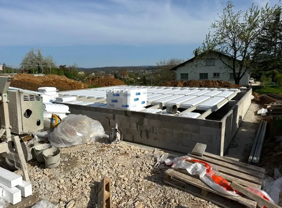Vide sanitaire en parpaing avec plancher hourdis isolant en cours de pose